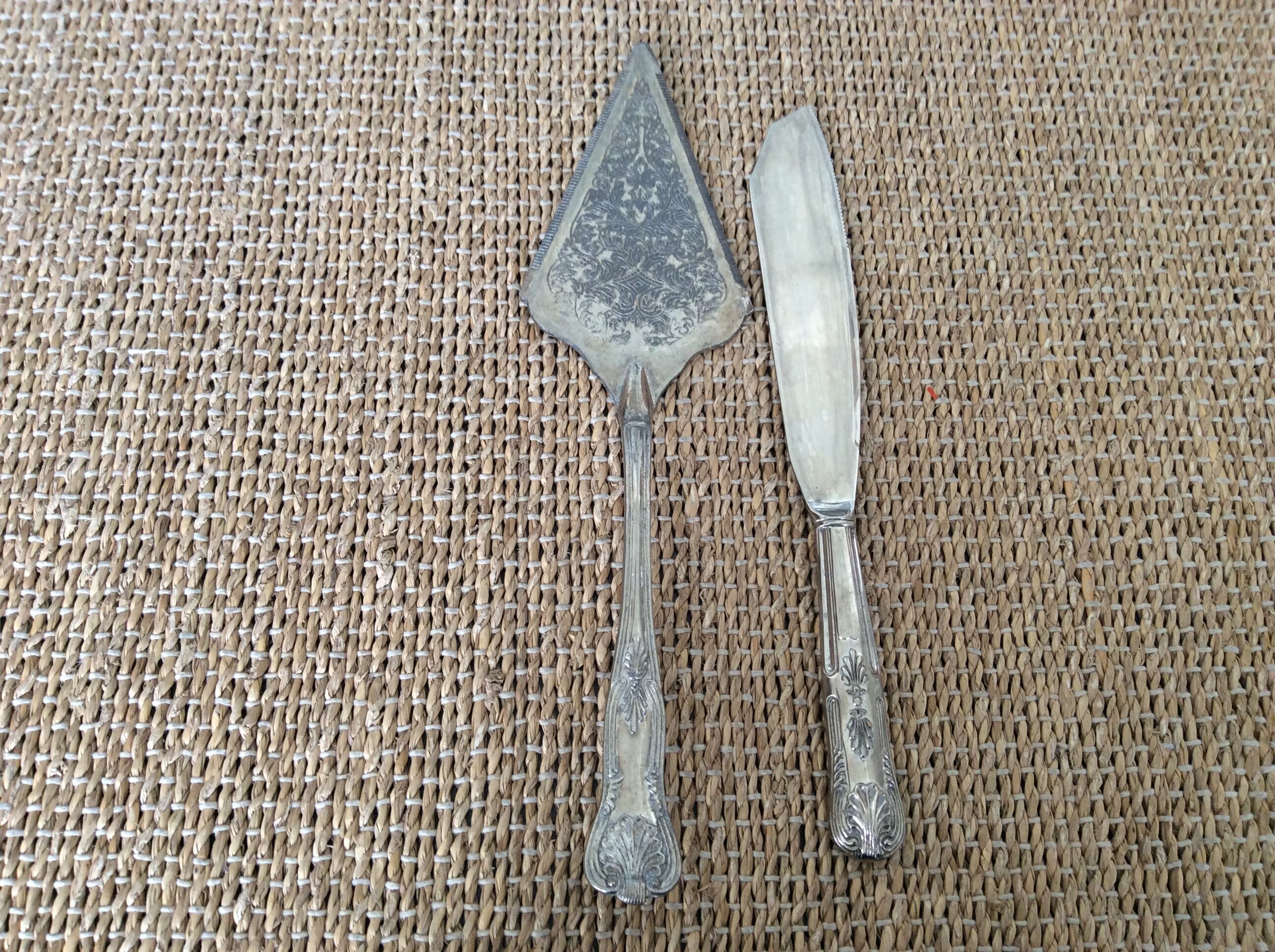 Shovel and cake knife