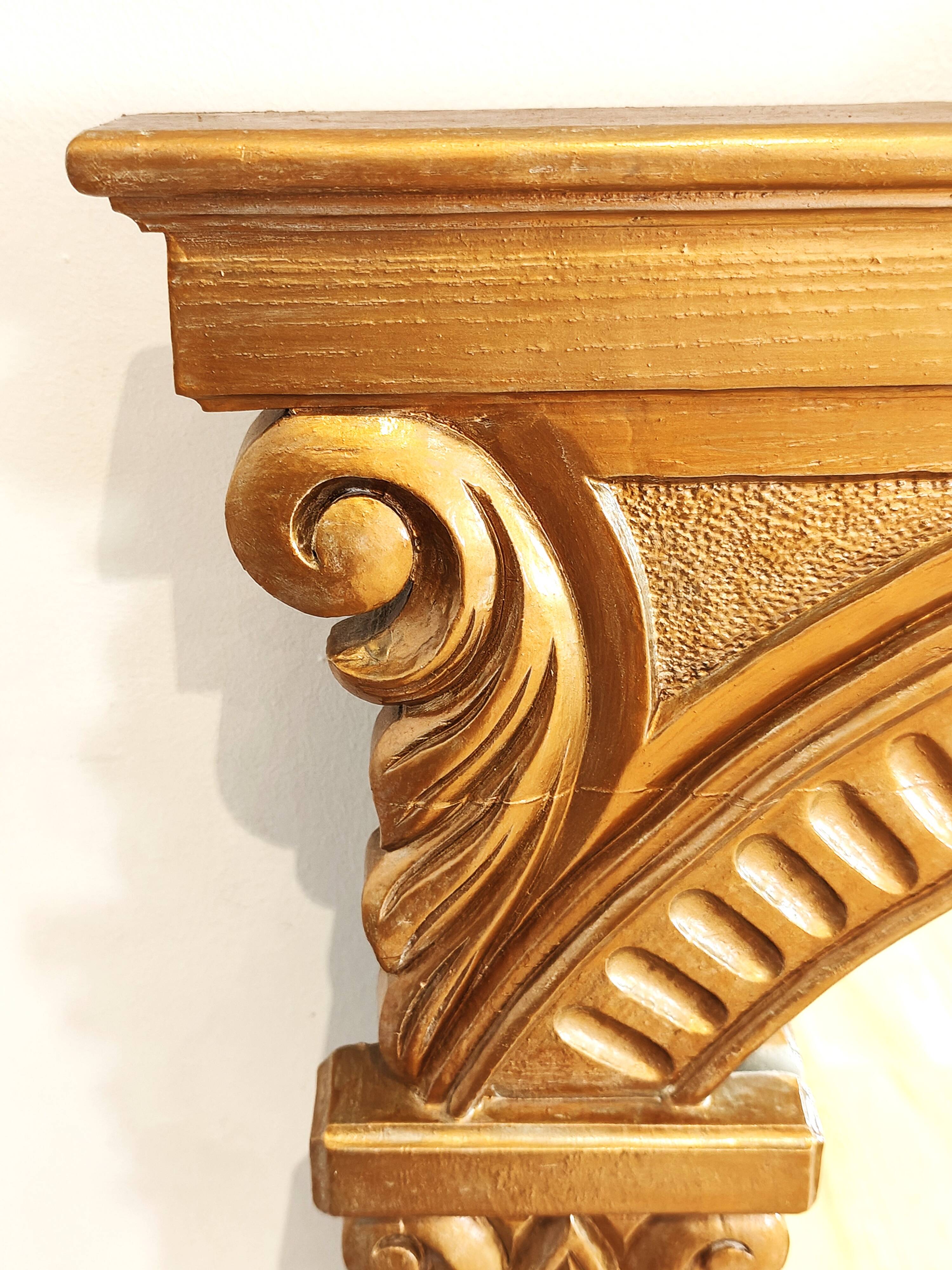 Miroir en bois doré a fronton travaillé