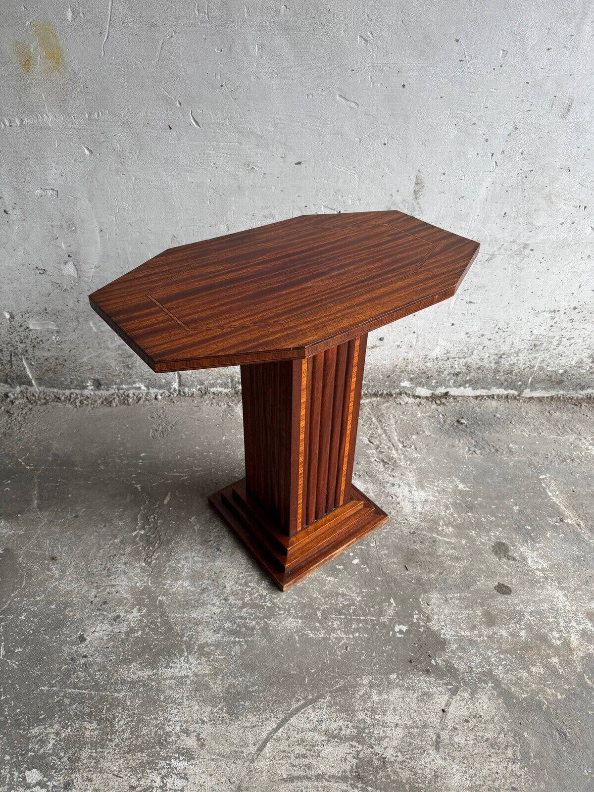 Interbellum side table with pronounced wood grain