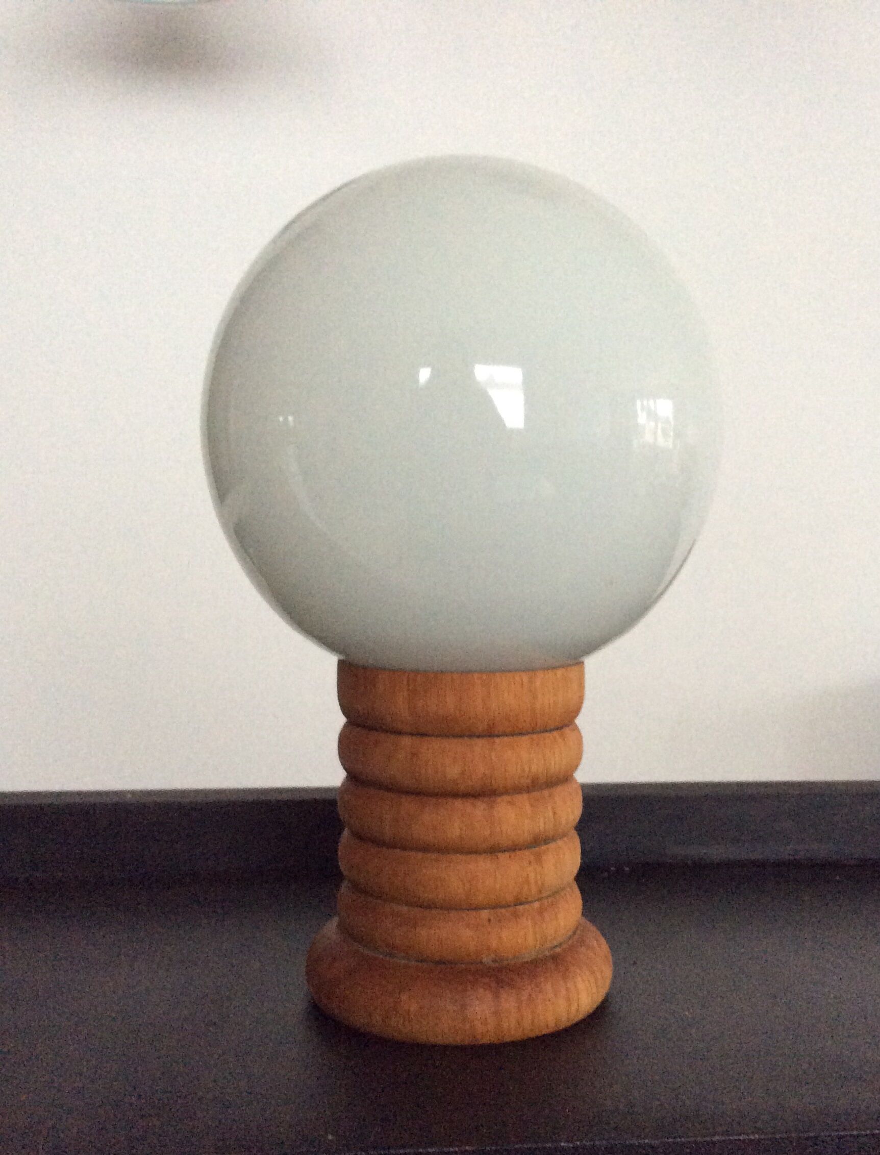 Lampe scandinave vintage en bois et opaline