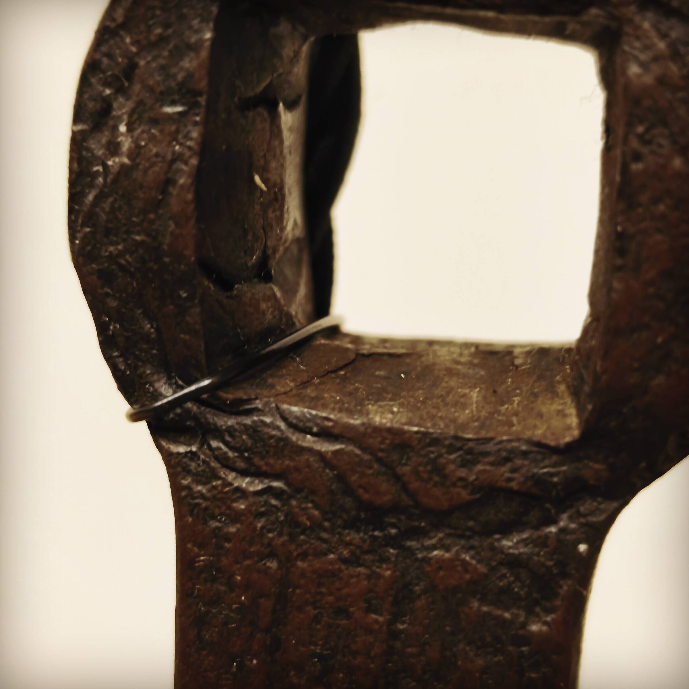 Brutalist lamp base in wrought and beaten iron, France, 1920 to 1960.