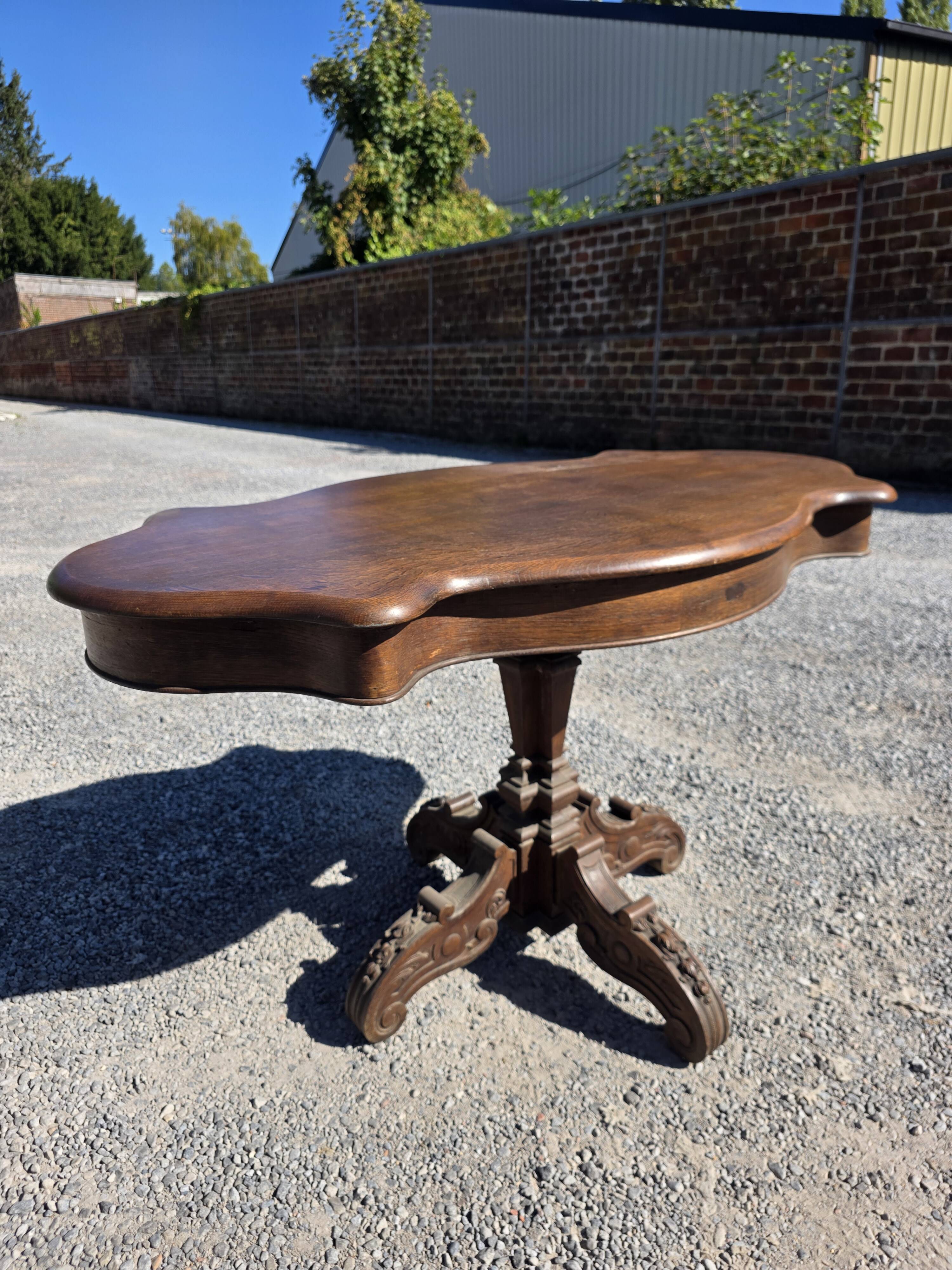 Antique round table in solid oak