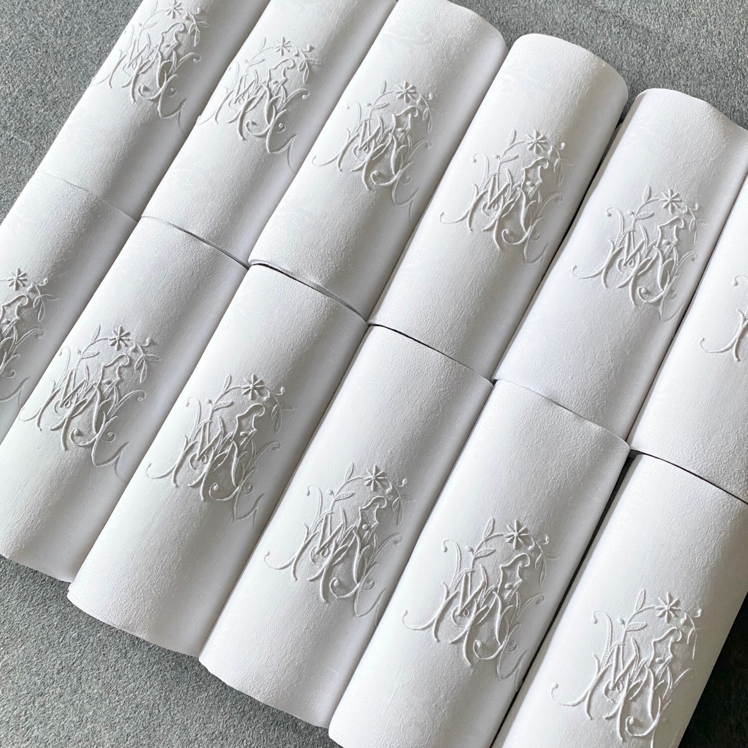 Service of 12 towels