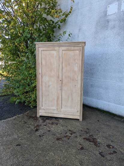 Armoire en bois naturel
