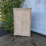 Armoire en bois naturel