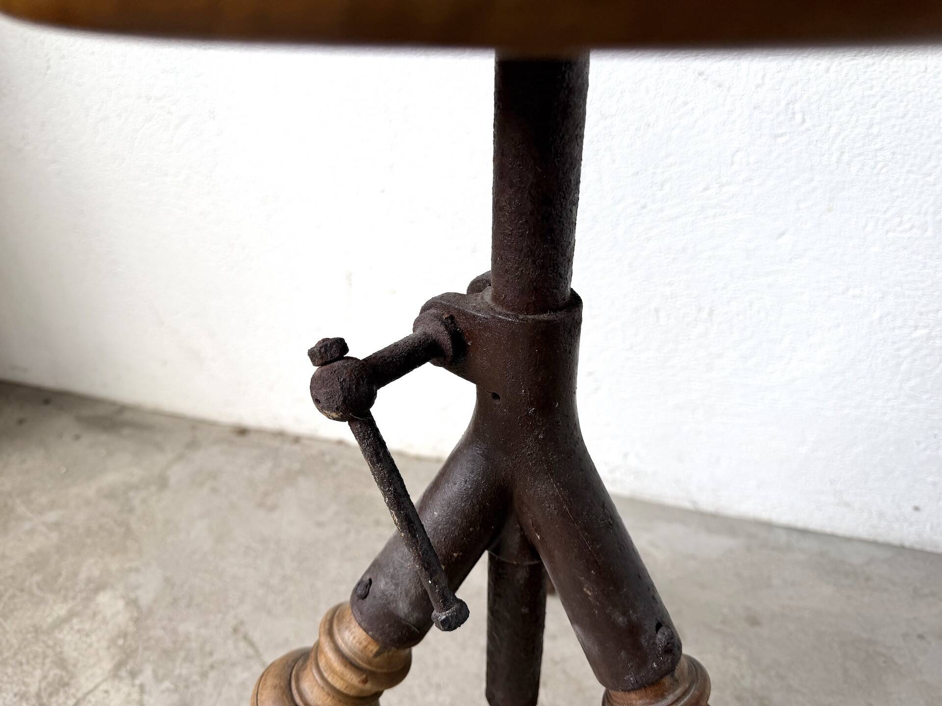 Tripod workshop stool in turned wood and cast iron — circa 1900