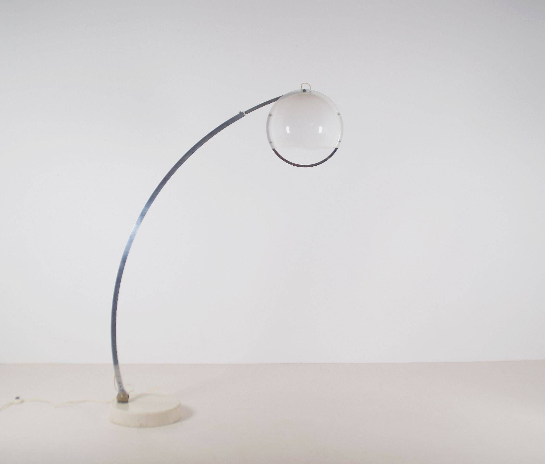Lampe sur pied Arc italienne par Harvey Guzzini, années 1970