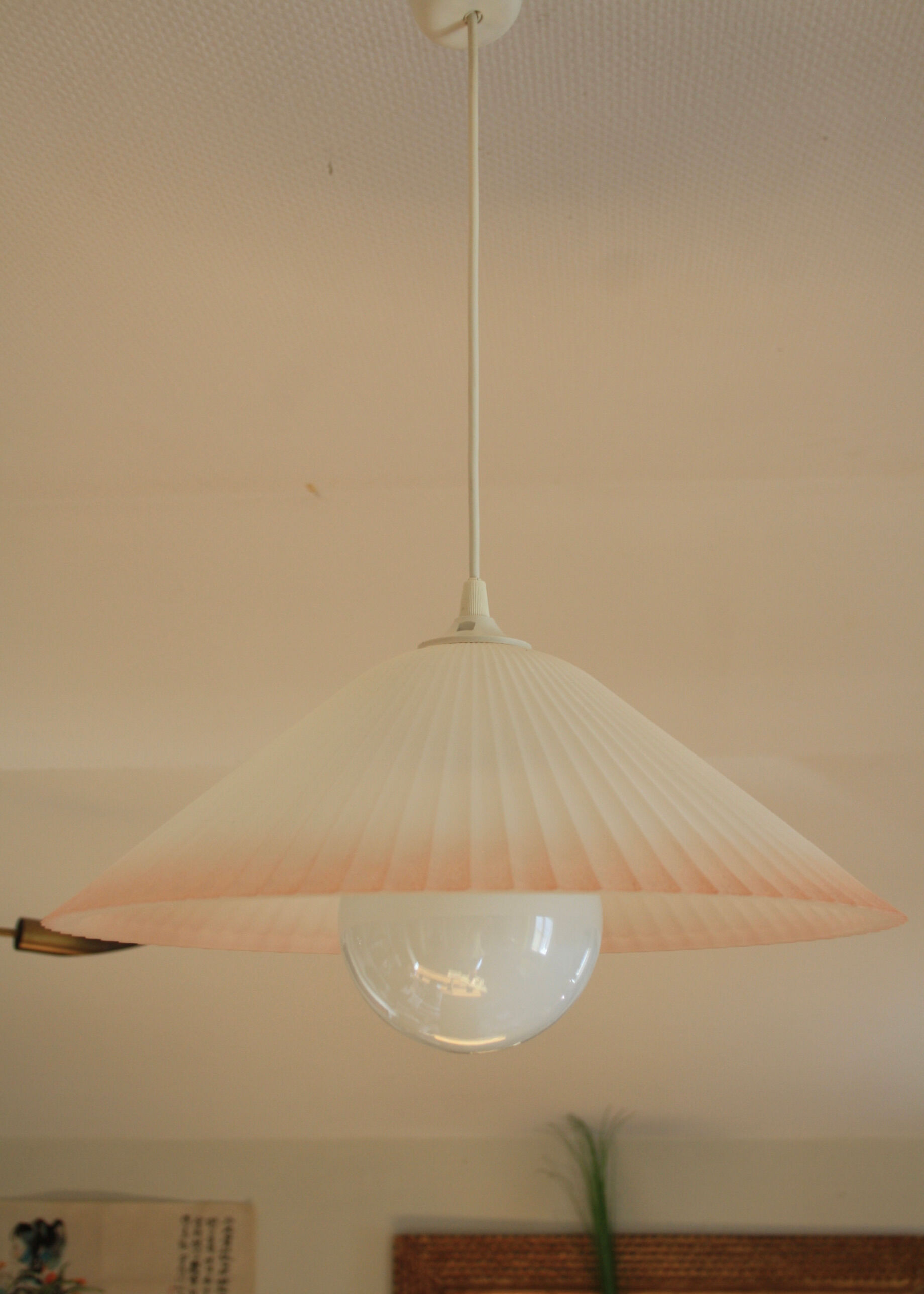 Pleated glass suspension