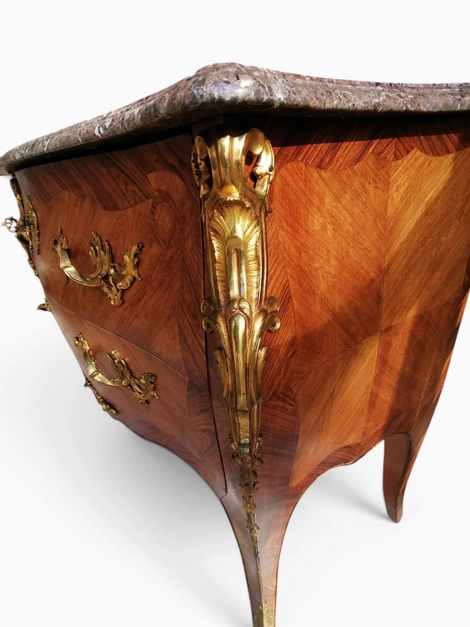 Commode en bois de plaquage, marbre et bronze - Style Louis XV.