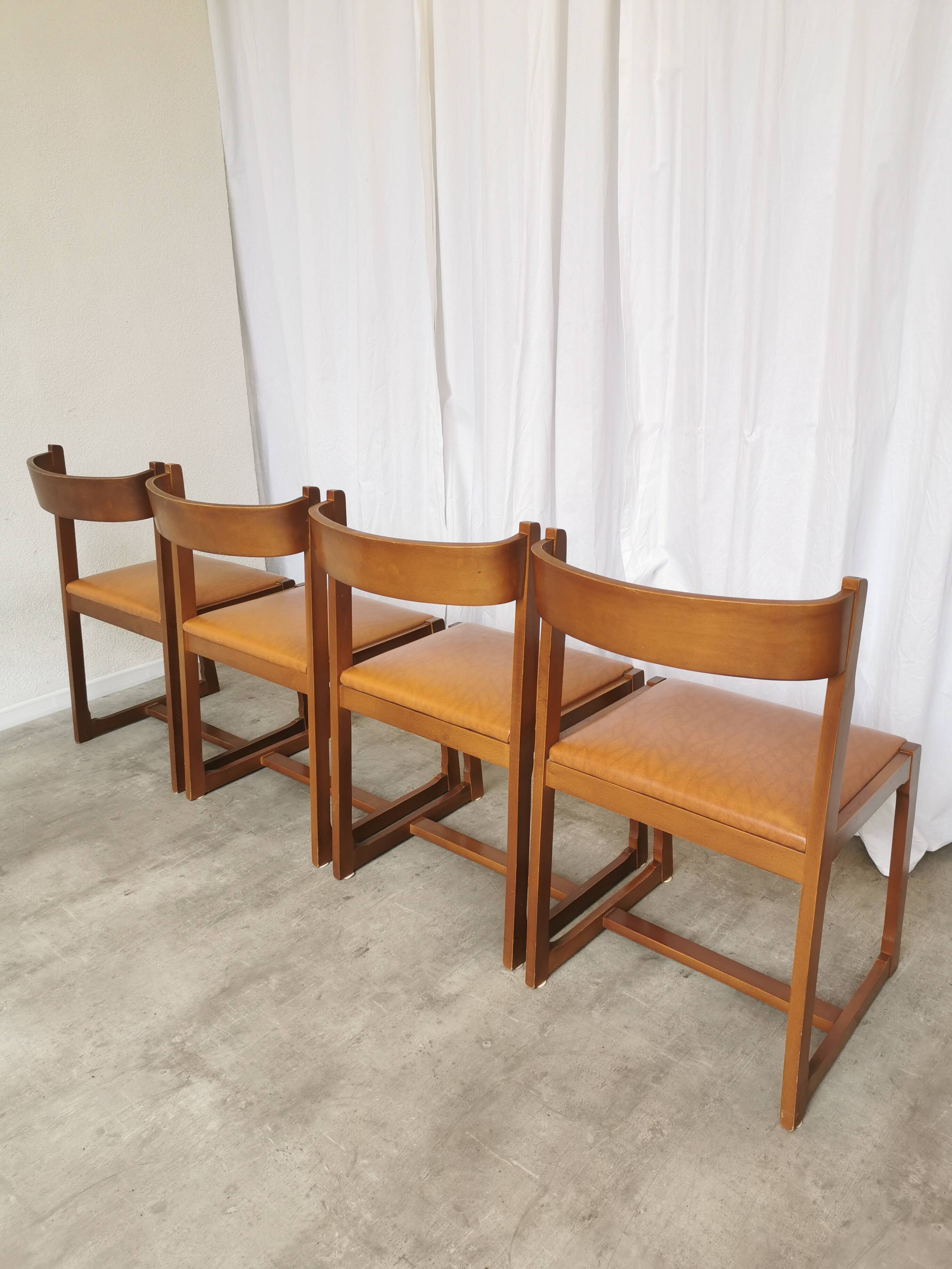 Lot de 4 chaises de salle à manger vintage / design sculptural en bois des années 70, cuir marron