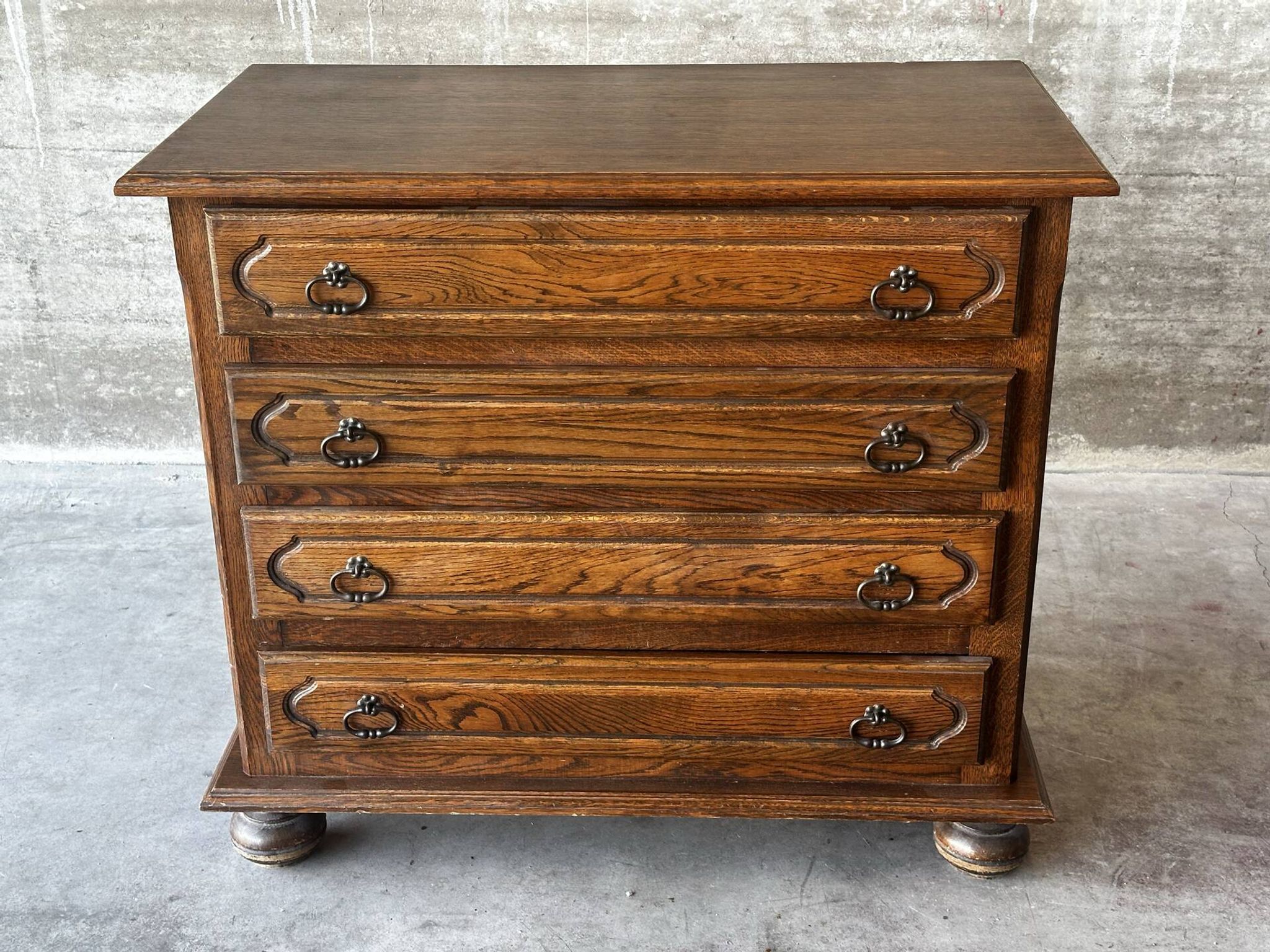 Vintage oak and veneer chest of drawers with 4 drawers.