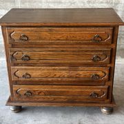 Vintage oak and veneer chest of drawers with 4 drawers.