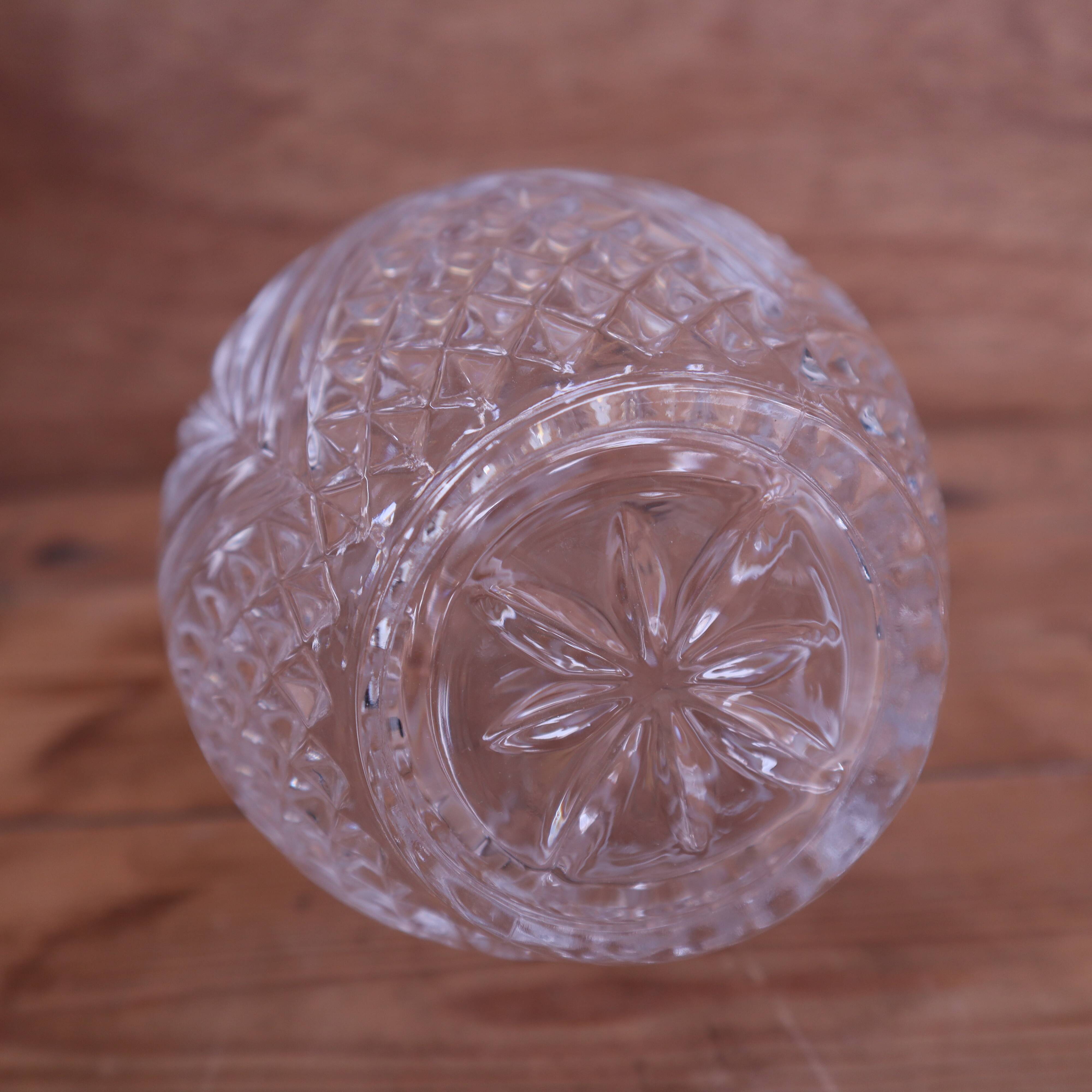 Carafe à vin en verre taillé avec son bouchon 24cm