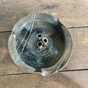 Coupe pique-fleurs en grès signée – Céramique vintage