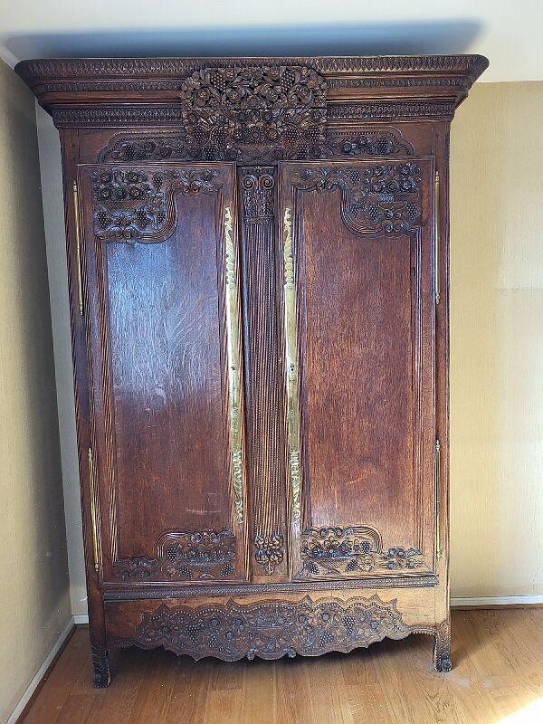 Armoire en chene sculptee du xviii ème siecle