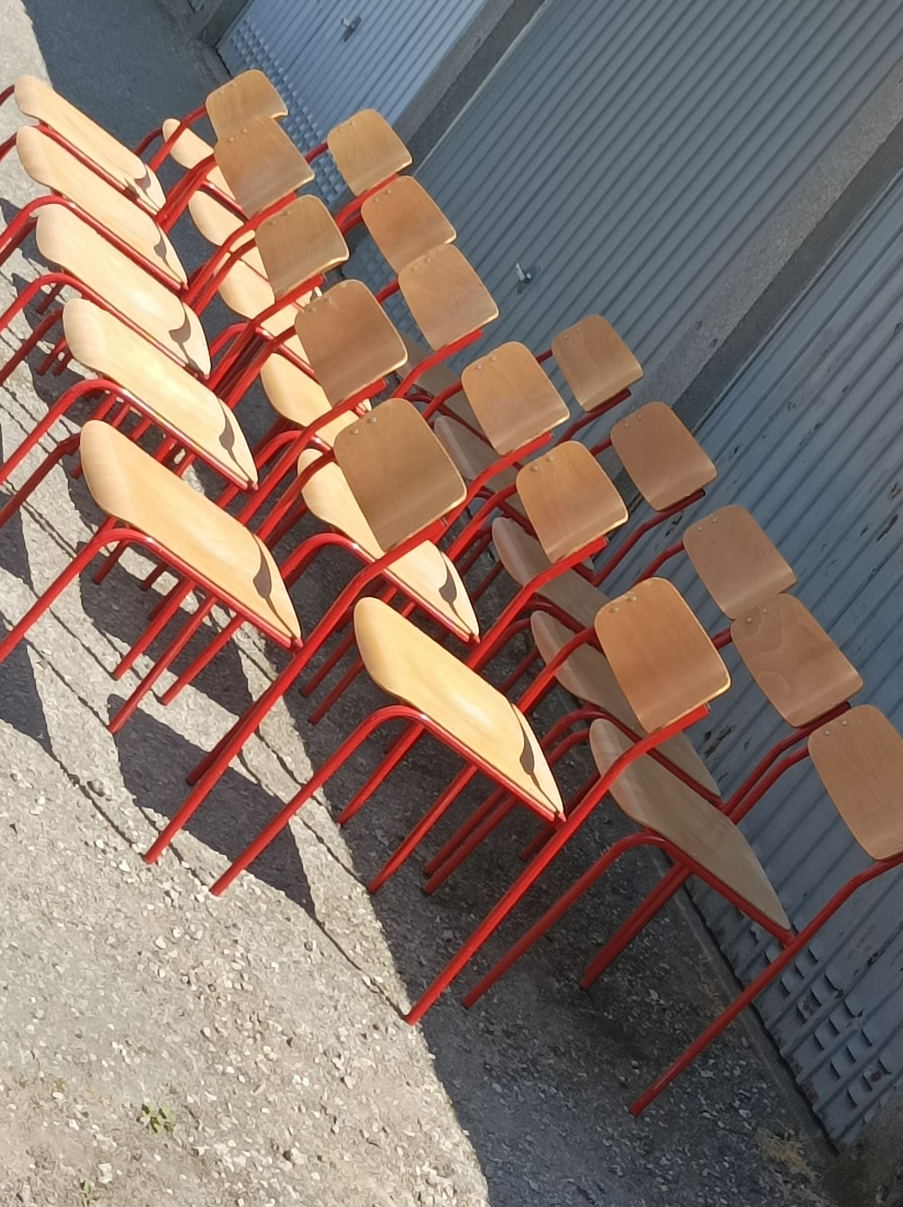 Lot 16 chaises écolier bois métal rouge