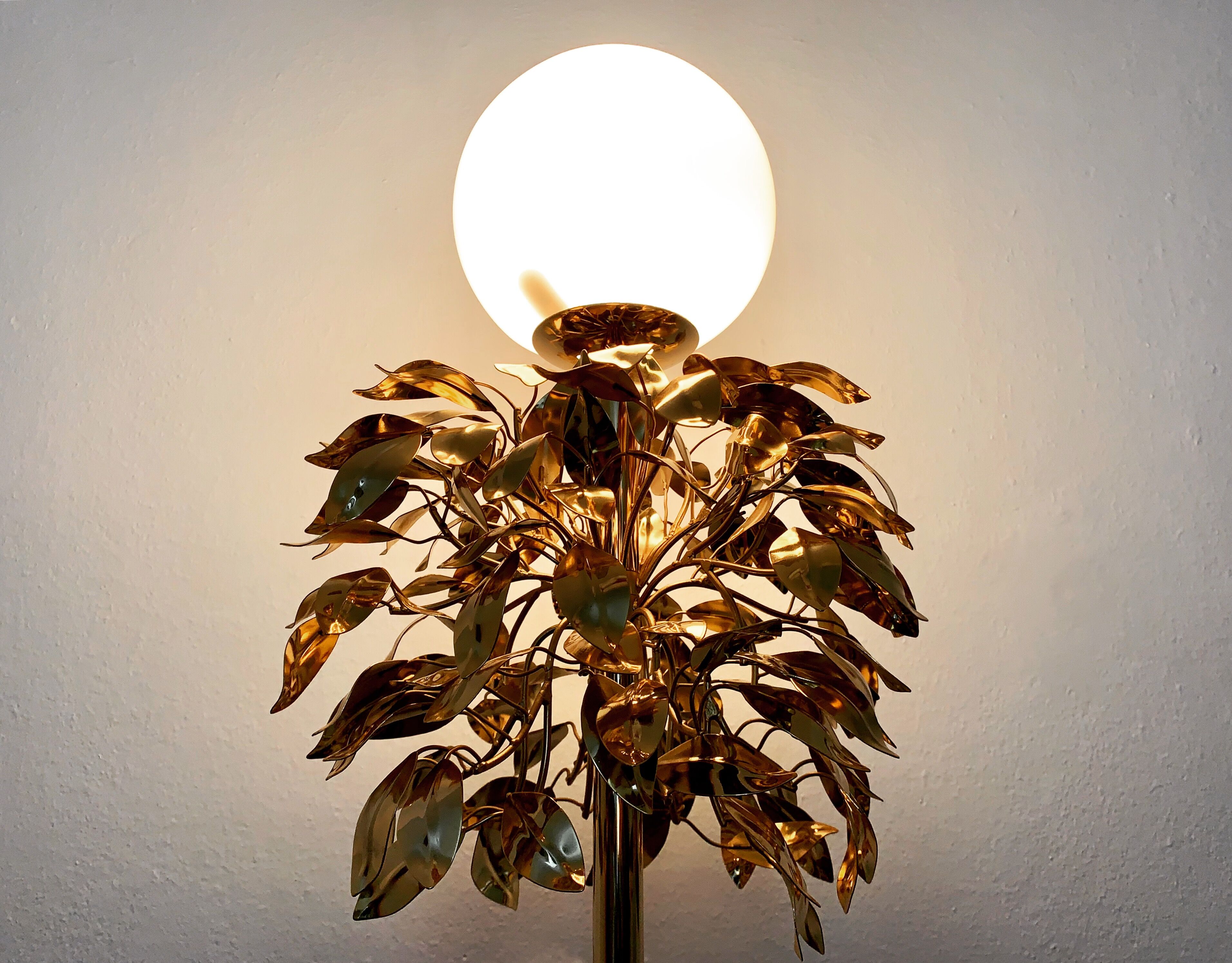 Gilded  italian Hollywood Regency bay leaf table lamp by Sergio Terzani