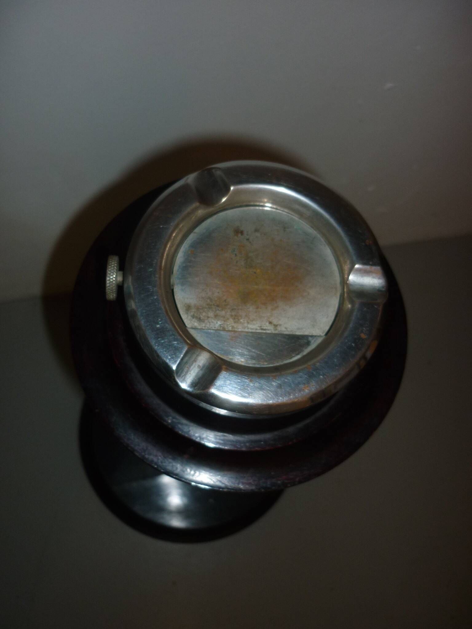 Cendrier en bois sur pied par-fumee