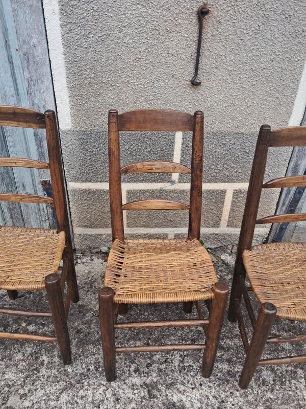 3 chaises rustiques