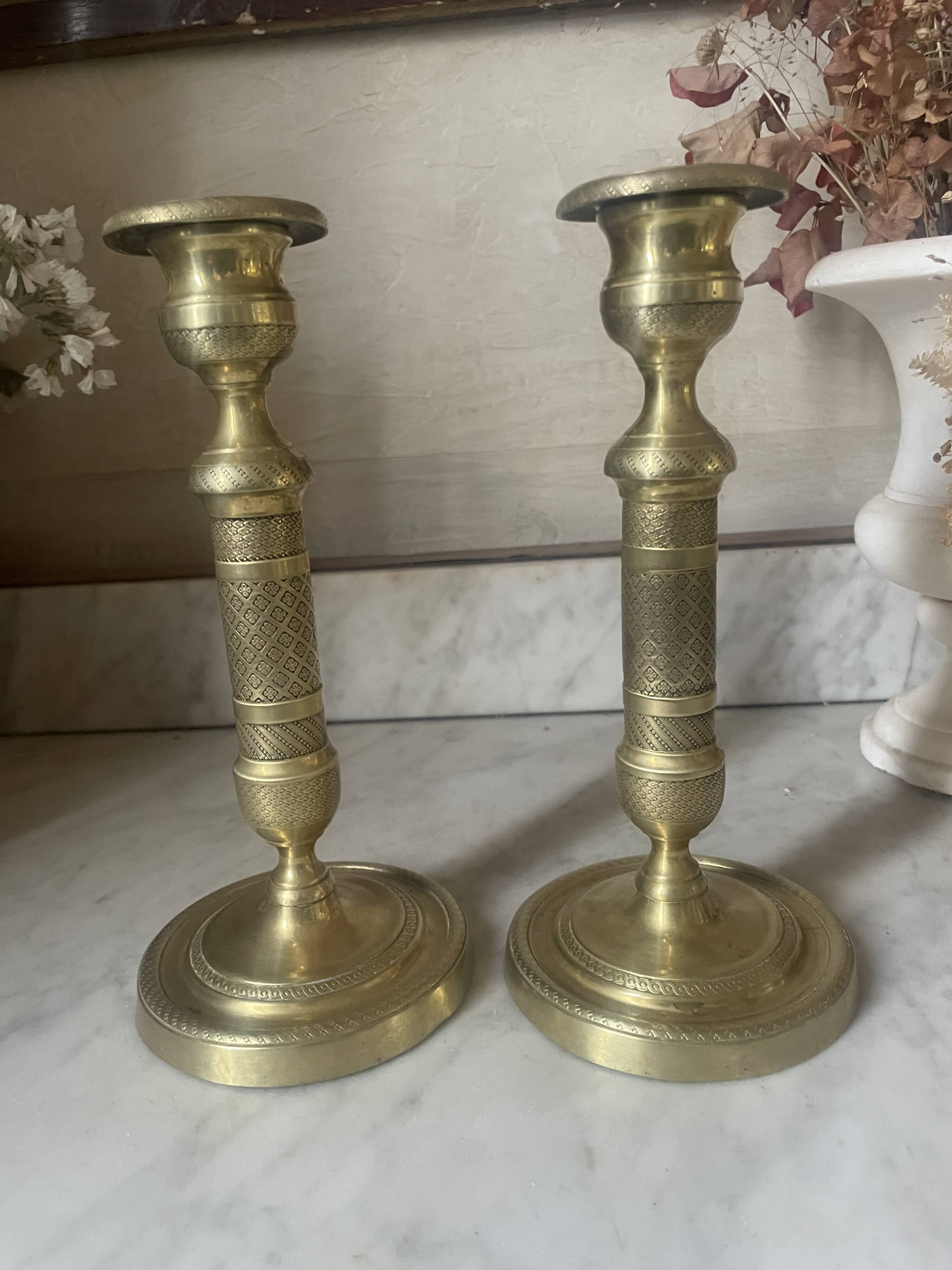 Pair of chiselled brass candlesticks from the 19th century.