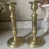 Pair of chiselled brass candlesticks from the 19th century.