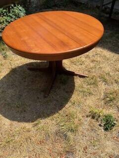 Bauman round extendable table for 10/12 people.