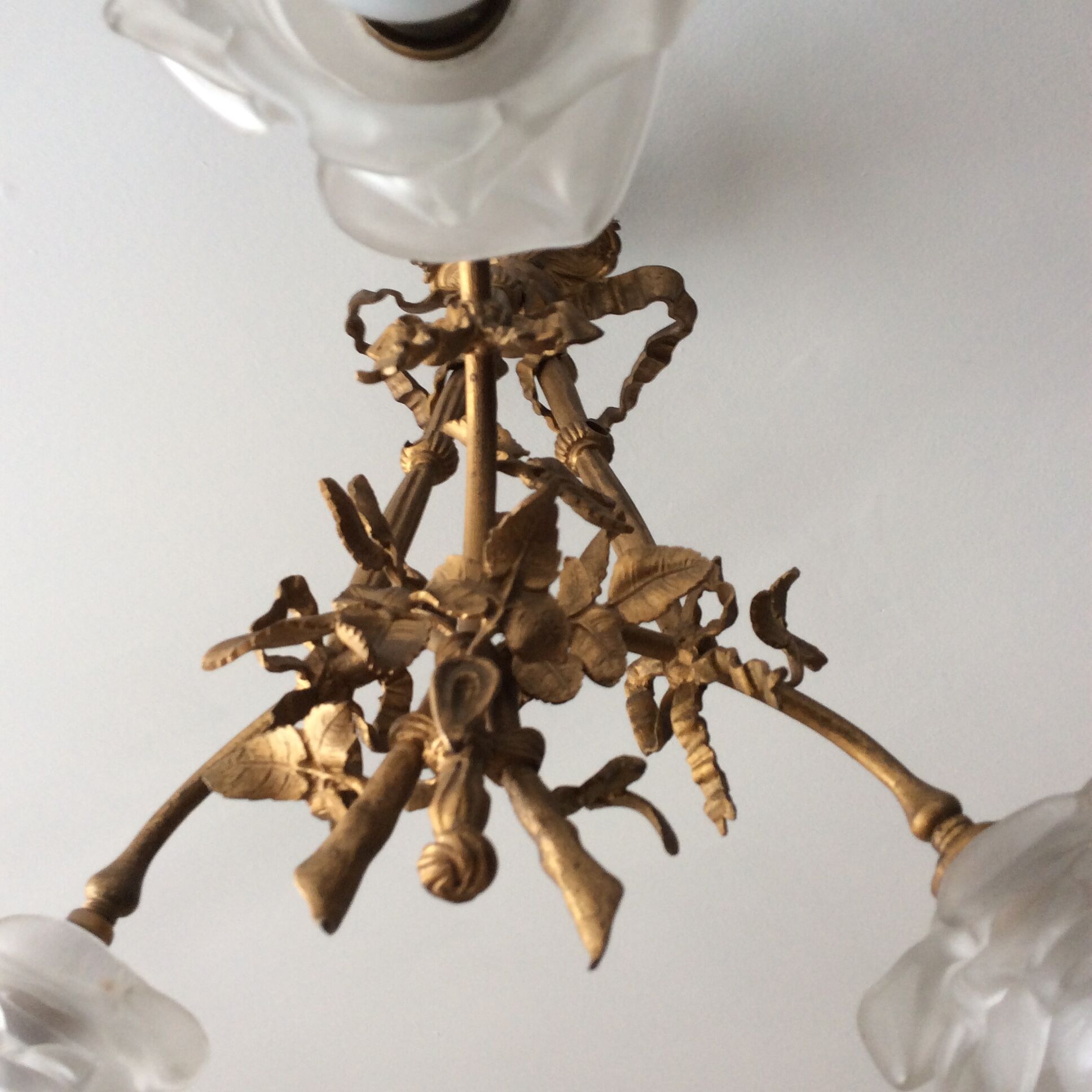 Former Louis XVI-style bronze chandelier 3 pink fires made of Czechoslovakia glass paste