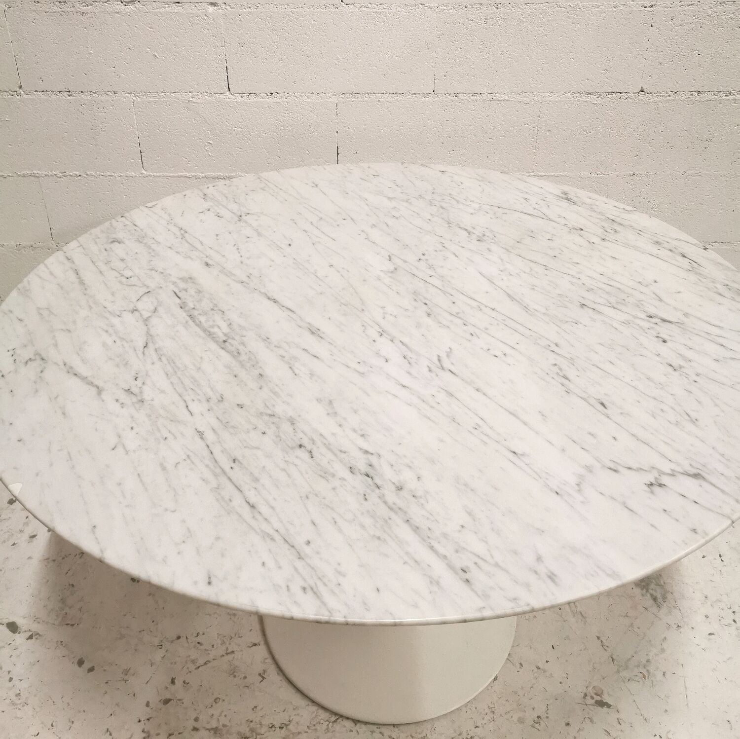 Marble round dining table, Eero Saarinen, Knoll International