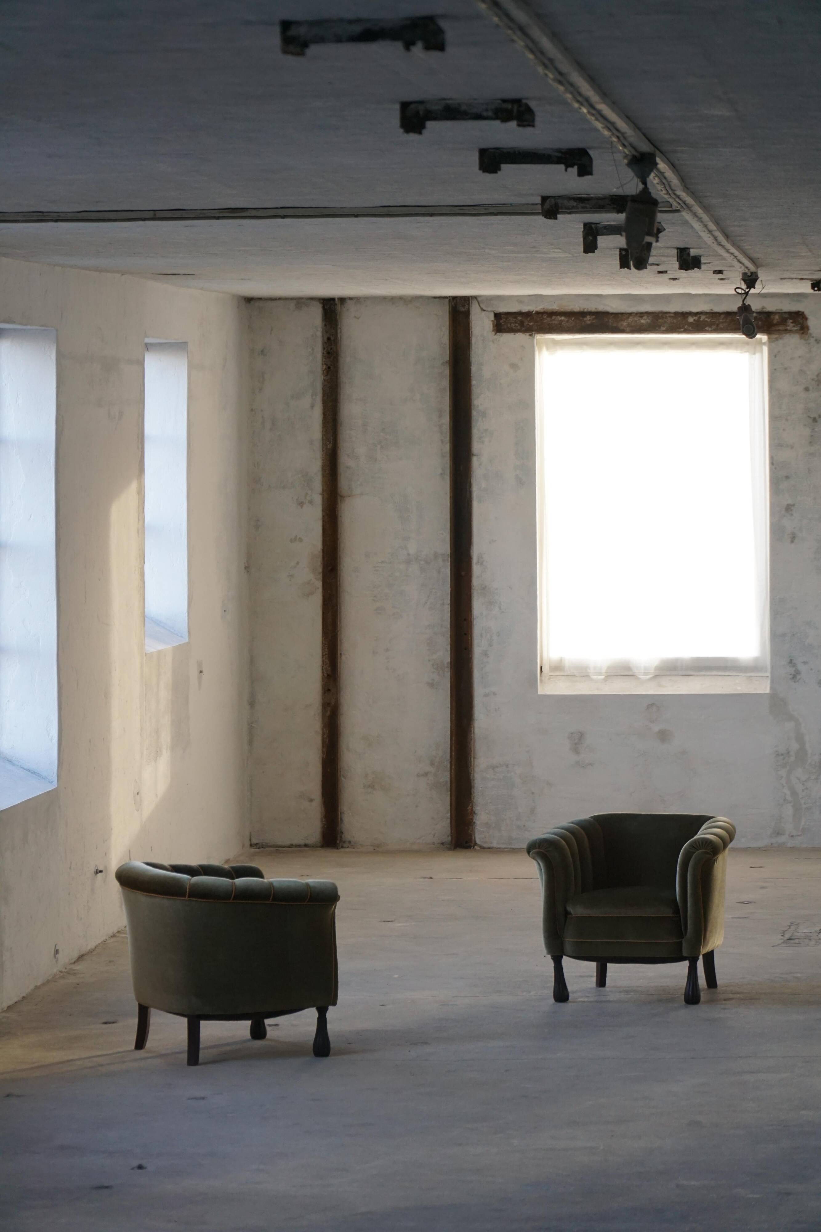 Mid-20th century, pair of Danish shell lounge chairs in green velvet, 1940s.
