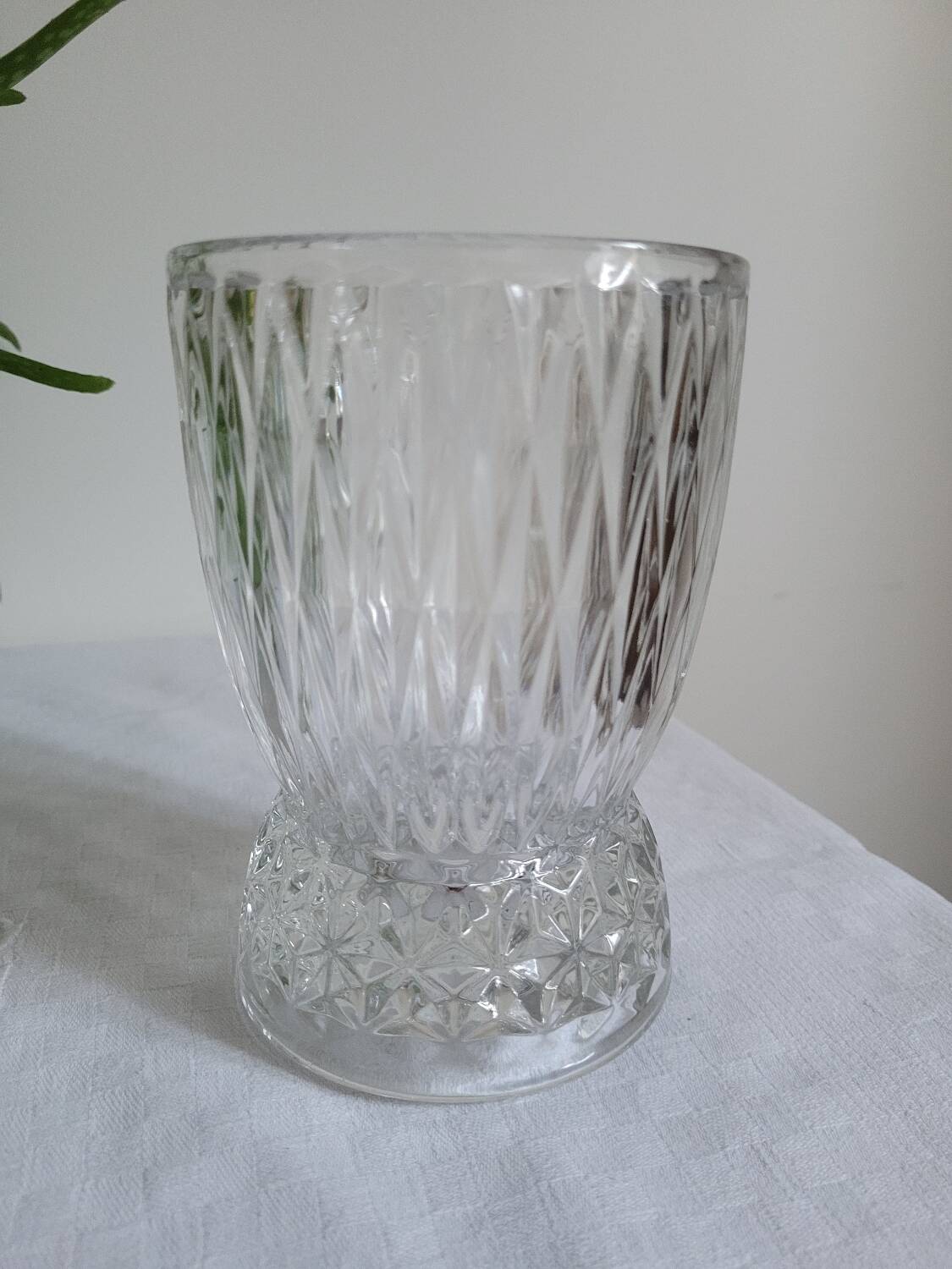 Vase en verre moulé plis origami