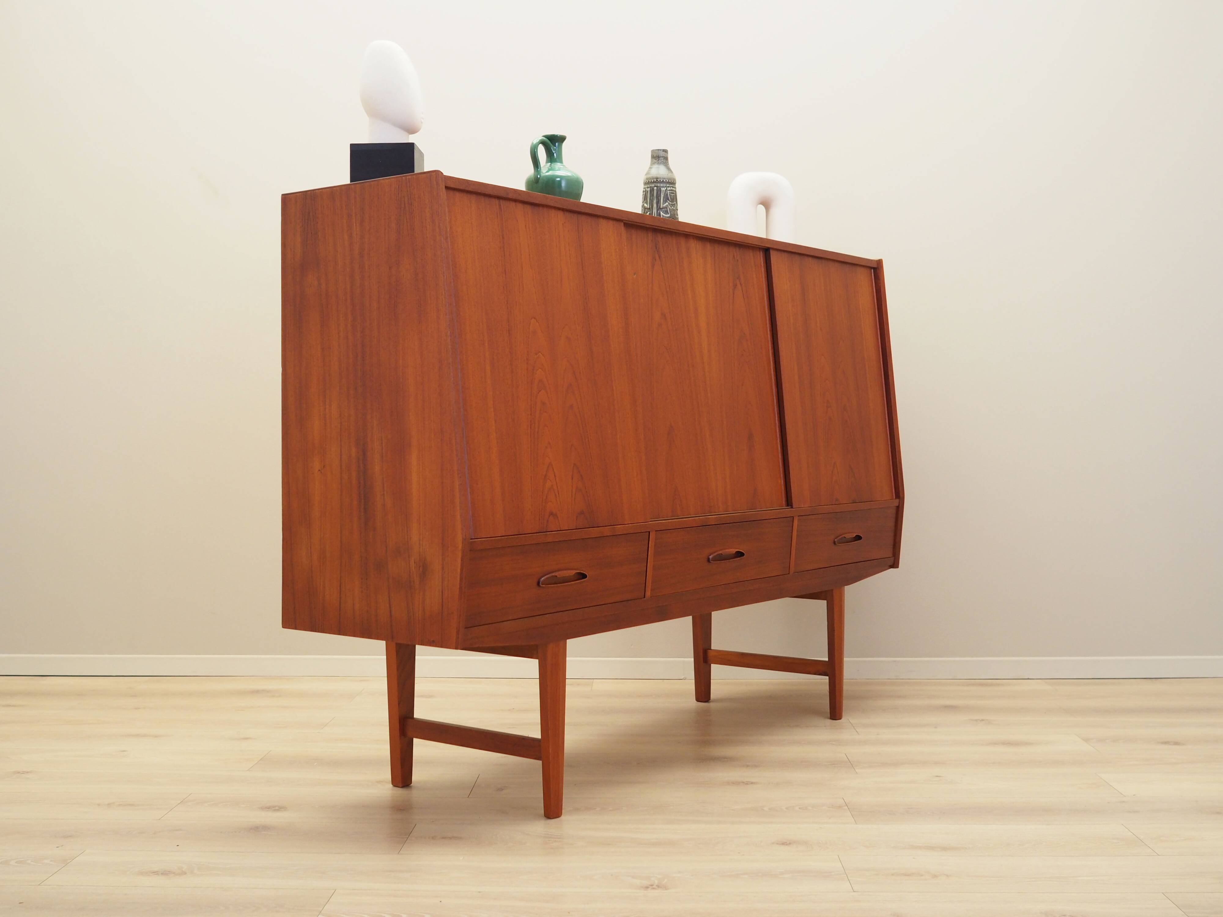 Buffet haut en teck, design danois, années 1960, production : Danemark