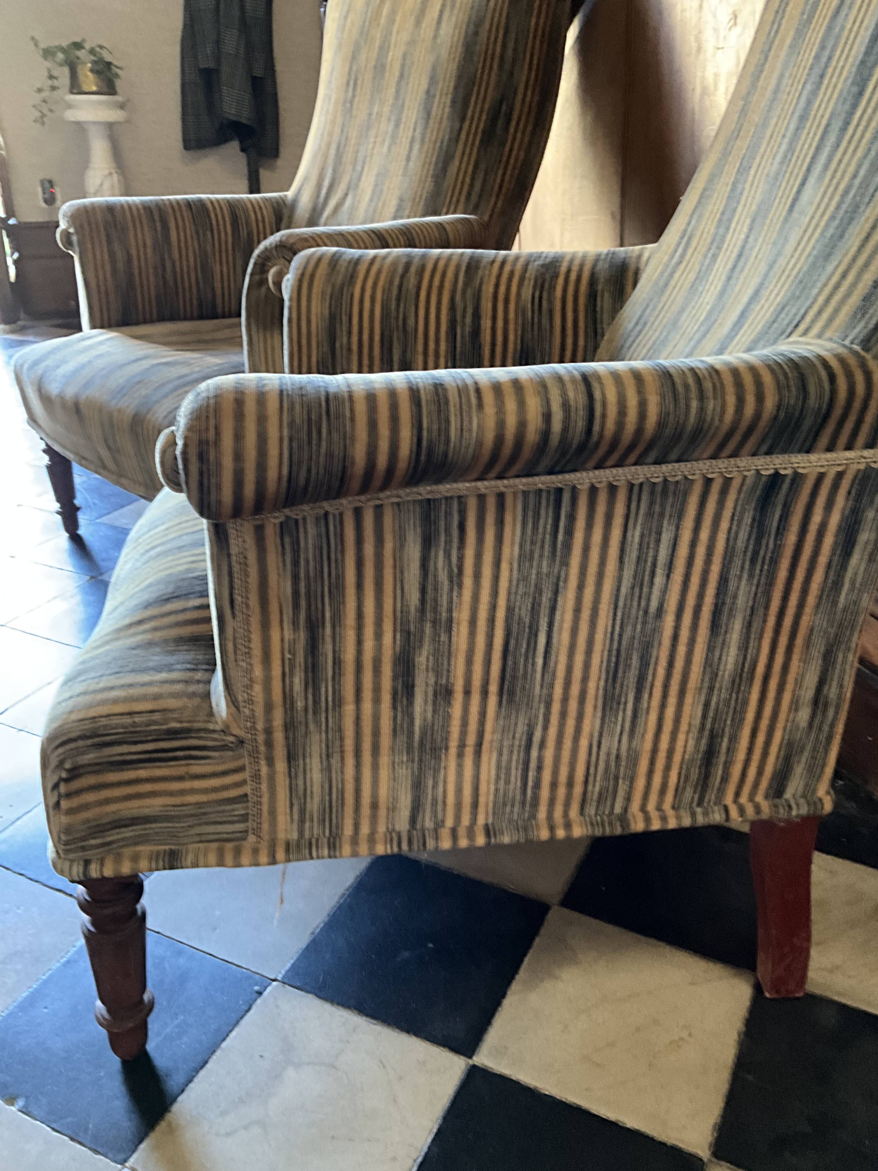 Une paire de fauteuils en velours.