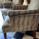 Une paire de fauteuils en velours.