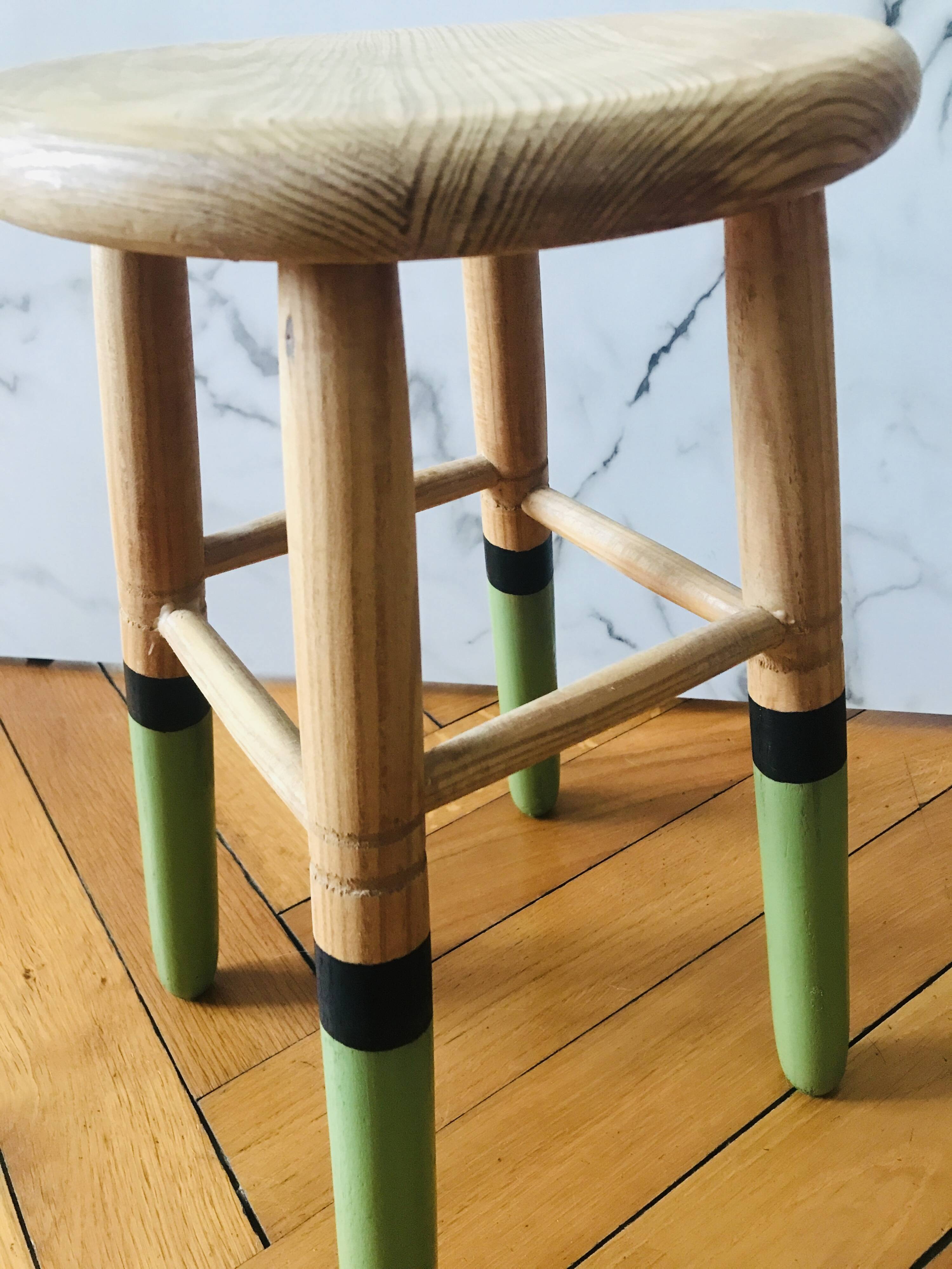 Tabouret bois massif pieds verts et noirs