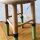 Tabouret bois massif pieds verts et noirs