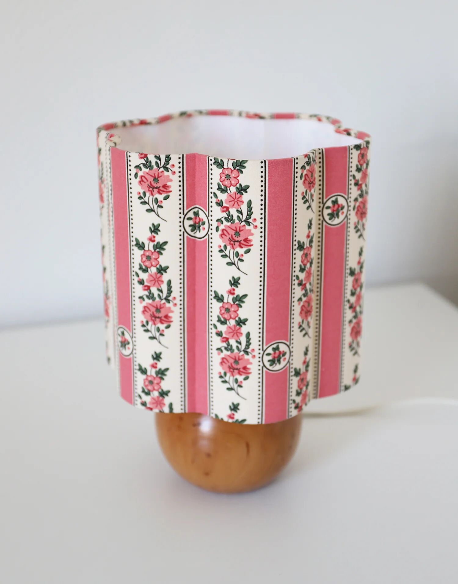 Lampe à poser pied boule années 70 et abat-jour imprimé