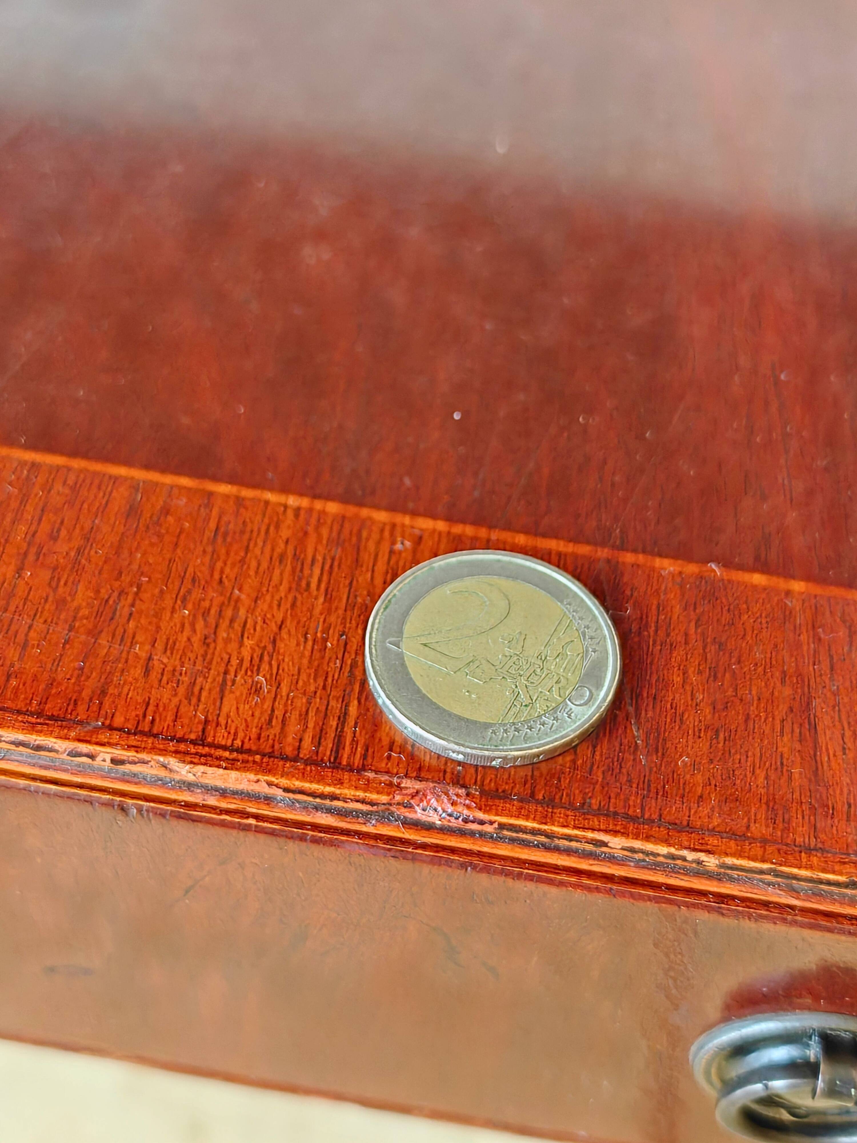 Table d'appoint en if par Bradley England