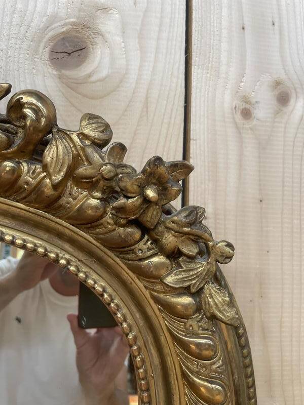 Miroir époque Napoléon III à fronton à la feuille d'or