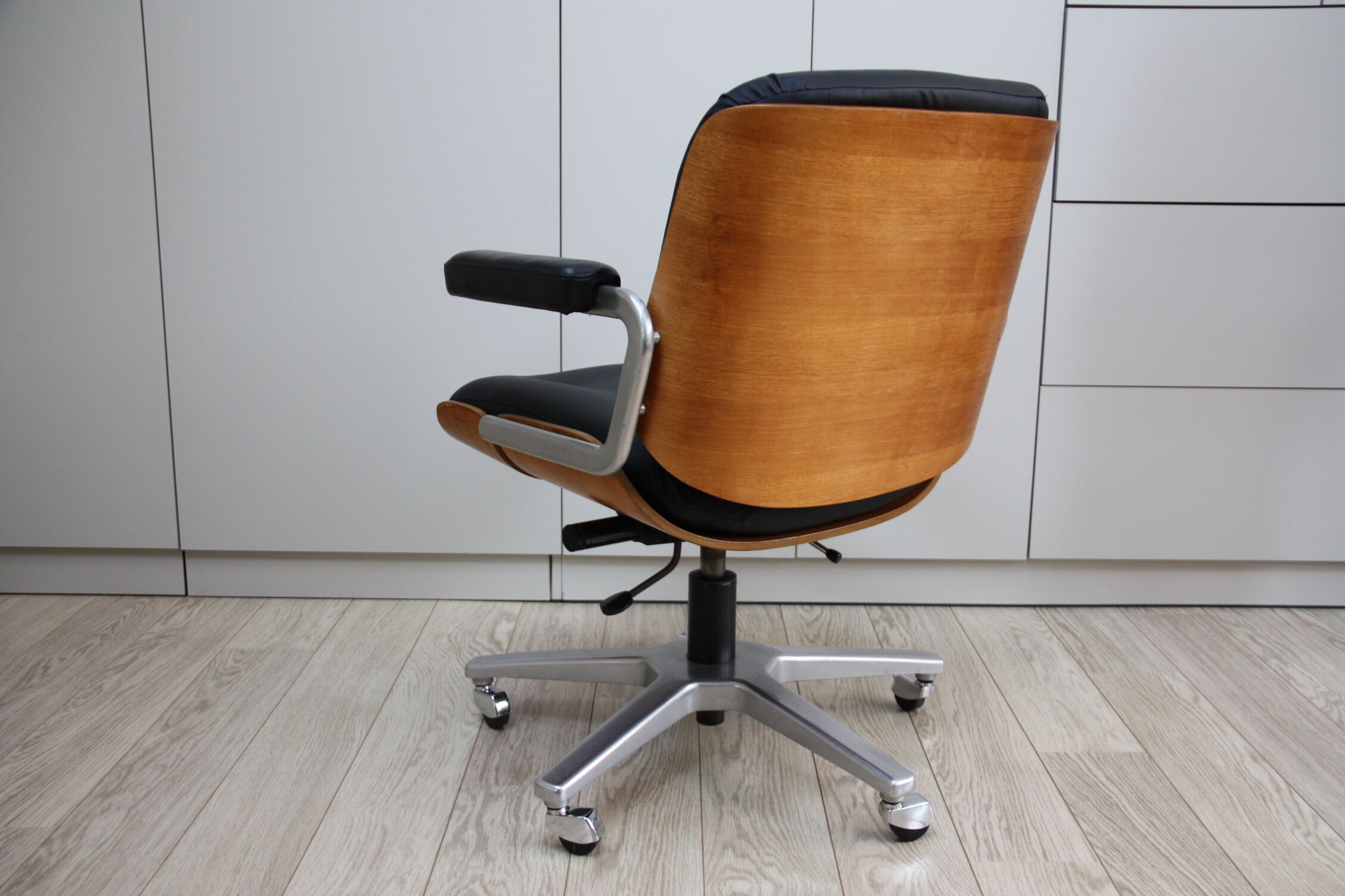 Vintage swivel office armchair in black leather and wood by Giroflex 60s