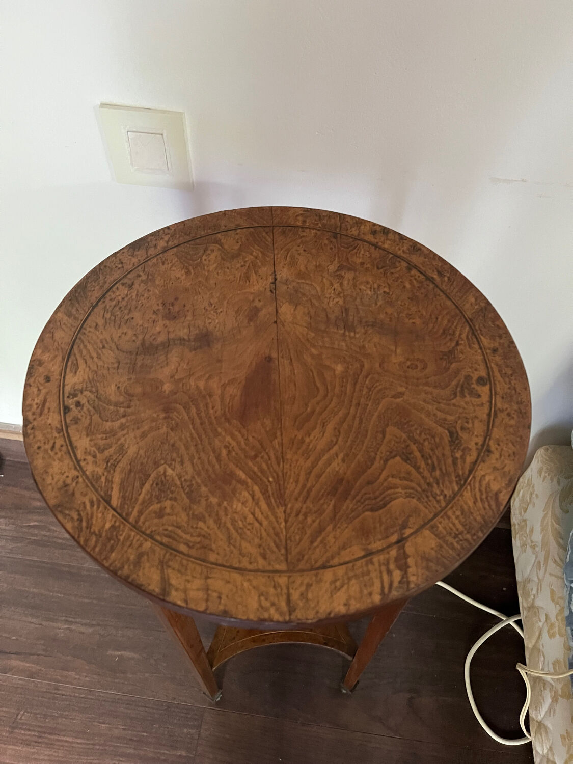 Wooden pedestal table with marquetry