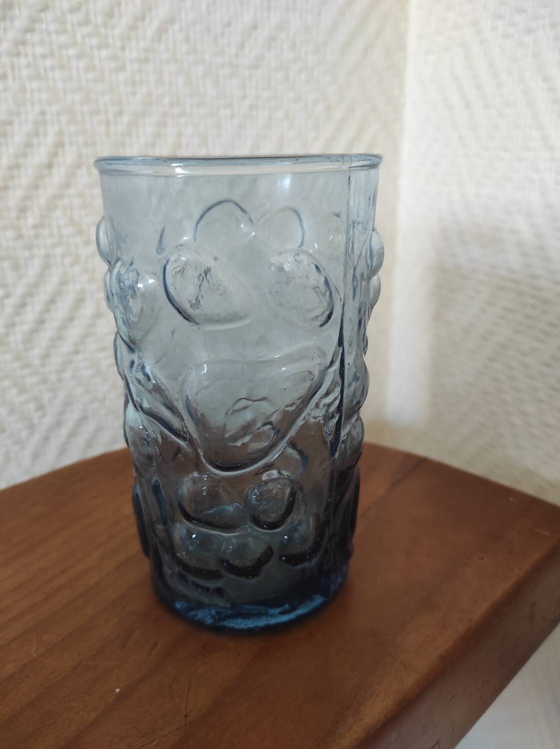 Verre bleu avec décor en relief de fruits