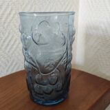Verre bleu avec décor en relief de fruits