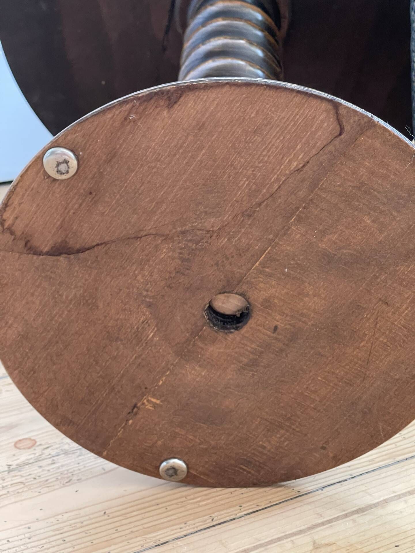 Table d’appoint en bois tourné