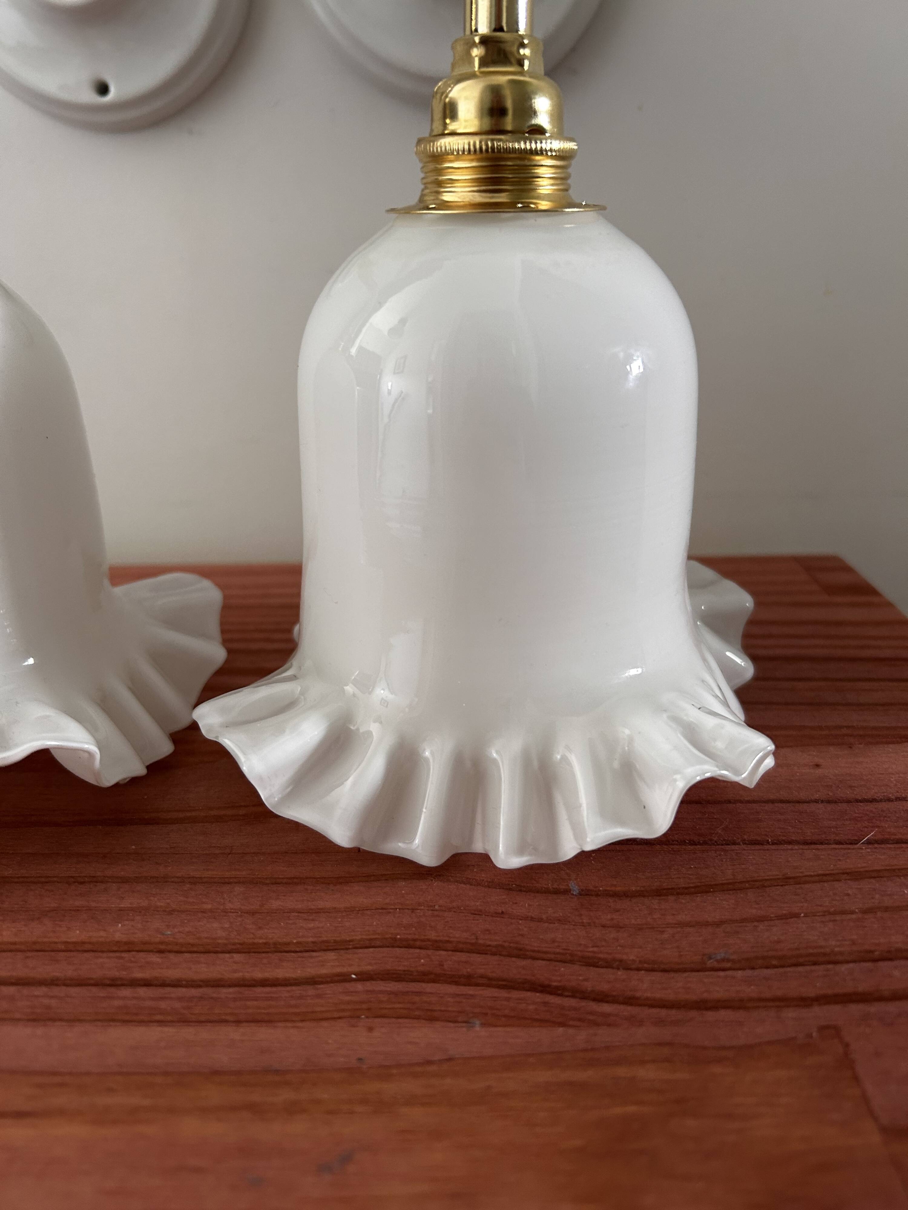 Paire d’appliques murales en opaline blanche