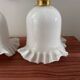 Paire d’appliques murales en opaline blanche