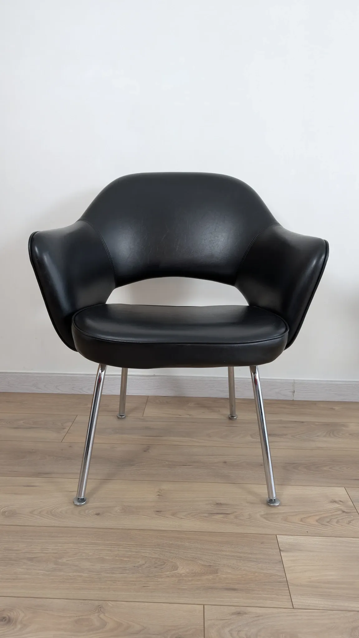 Set of 6 "Conference" chairs by Eero Saarinen for Knoll International