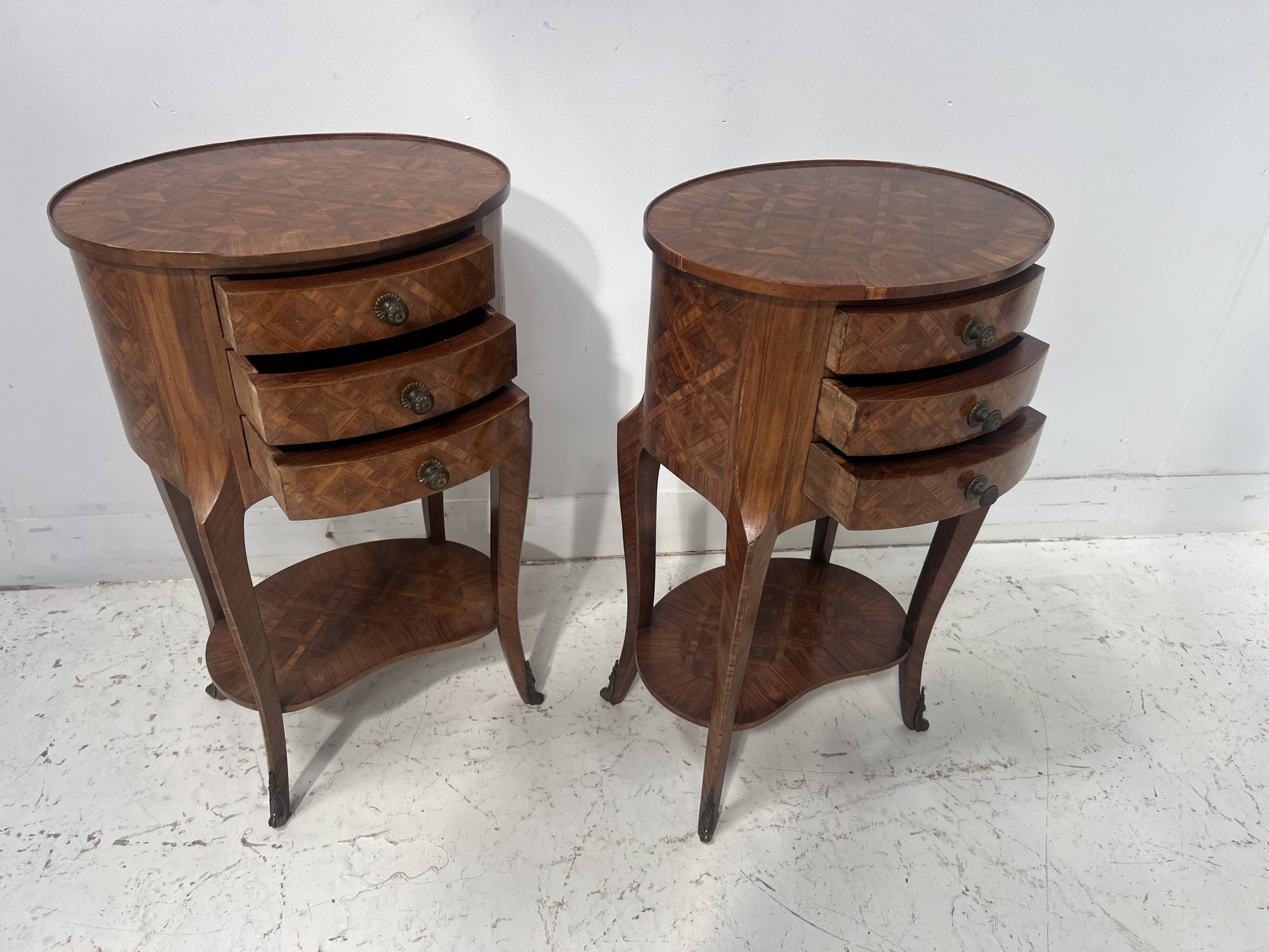 Pair of small kidney-shaped commodes in marquetry veneer, 20th century.