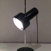 Lampe réglable en métal laqué noir et chrome. Travail français. Vers 1970