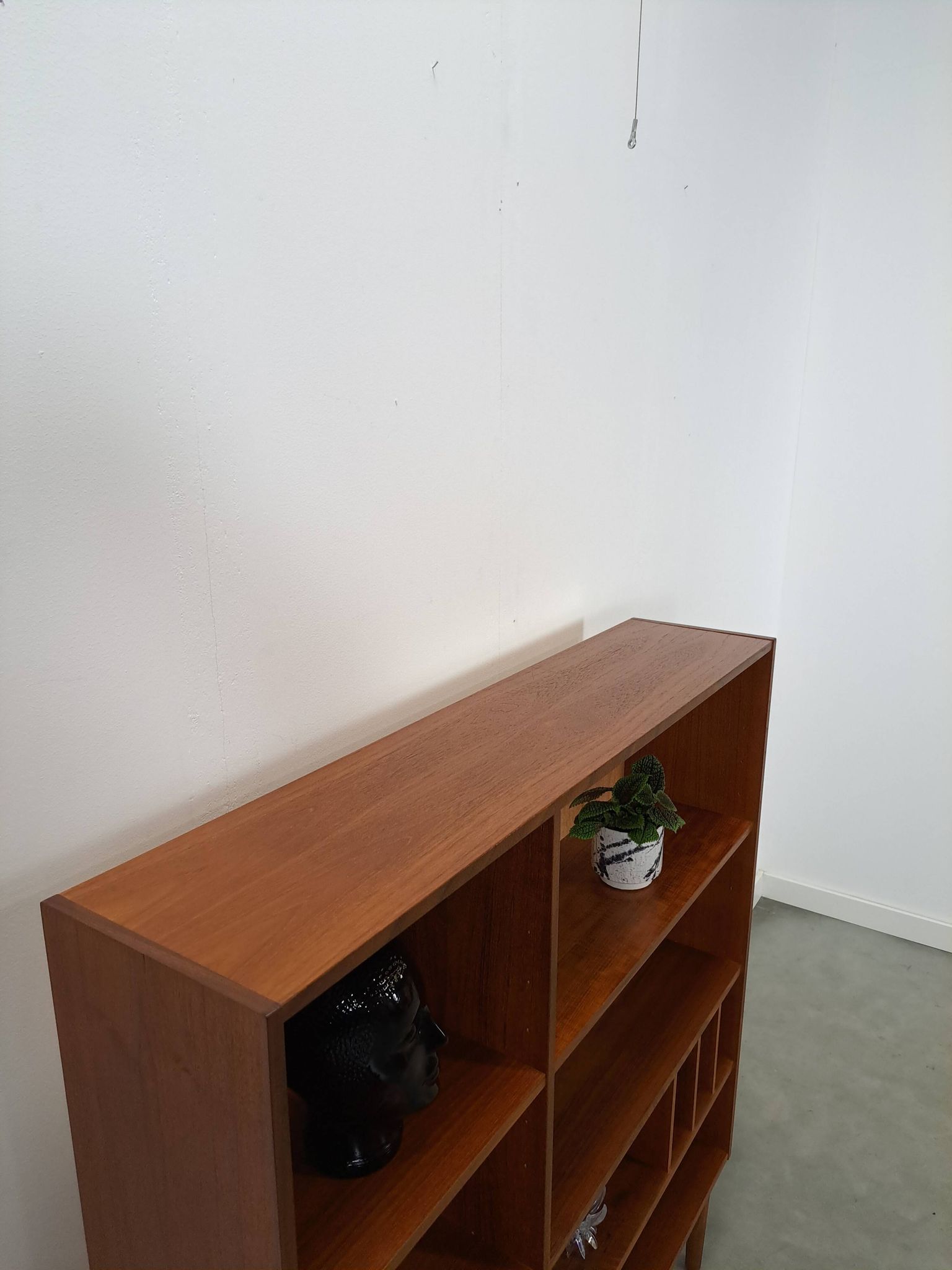 Deens teak vakkenkast met lades en hoge poten, vintage wandkast