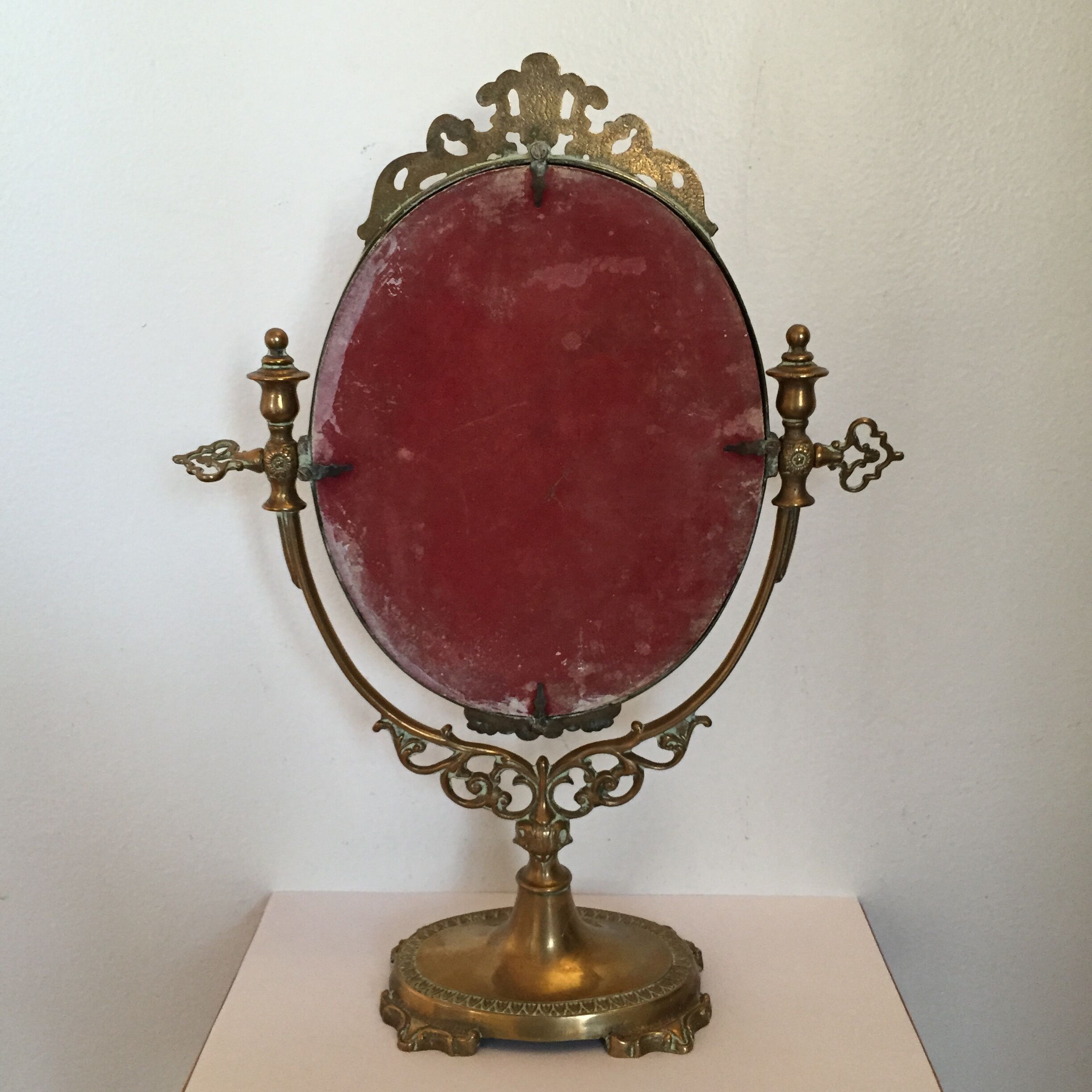 Oval mirror on stand 30x40cmg mirror